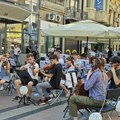 Učenici i profesori Muzičke škole u Nišu obradovali prolaznike u Obrenovićevoj ulici
