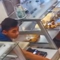 Pogledajte podmuklu krađu u Zemunu Besramno uzeo novac iz kase i najlaganije odšetao iz pekare, kamere sve snimile (VIDEO)