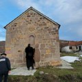 Sveštenik Eparhije raško-prizrenske obišao crkvu u Rakinici nakon upada – naišao na zaključana vrata i nov katanac