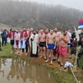 Plivanje za Časni krst u selu Dulene kod Kragujevca: Do krsta časnog svi istovremeno!