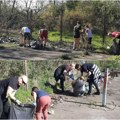 Uklanjaju smeće posle migranata Udruženje građana „Naša Šikara” sređuje omiljeno izletište