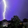 Hrvatsku očekuje apokalipsa! Stižu jezive oluje, u Zagrebu drvo palo na automobil