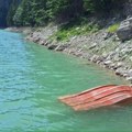 Tragičan kraj potrage na Zlatarskom jezeru! Muškarac se prevrnuo sa čamca, voda izbacila njegovo telo