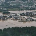 Poplave urušile most i odnele 11 života! Užas u Kini, vozila upala u reku, spasiocima nema odmora