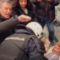 Ćuta ponižavao policajca ispred suda u Novom Sadu Mazio ga po šlemu dok su mu poslanice otimale štit