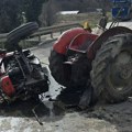 Jezive slike sa mesta nezgode na putu Kraljevo-Goč: Traktor prepolovljen, auto završio u kanalu