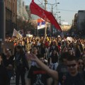 U Studenjaku nakon protesta studenti opet „pumpaju“, pale i gase svetla, lupaju o šerpe (VIDEO)