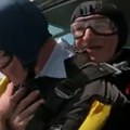 Radiša u 75. Godini skočio padobranom sa 3000 metara Ono što je uradio po sletanju rasplakalo je celu Srbiju! (video)