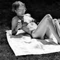 (Foto) skinula se usvojena ćerka srpskog milionera: Sunča se na travi, u tigrastom bikiniju pokazala obline: Zbog slike se…