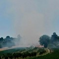 Veliki požar kod Čačka: Vetar nekontrolisano širi vatru, meštani uplašeni: Vatrogasci stigli na teren (video)