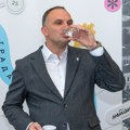 Gradonačelnik Zrenjanina pred novinarima popio čašu vode “Apsolutno je bezbedna i u skladu sa svim pravilnicima”