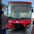 Jeziva nesreća na Smederevskom putu: Sudarili se autobus i auto, osam osoba povređeno, jedna stradala (foto)