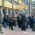 Radnici fabrike GIR iz Kraljeva protestuju ispred Skupštine grada: Duguju nam decembarsku i januarsku platu, a magacini prazni…