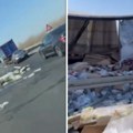 Rusvaj na putu između Rume i Šimanovaca, ogroman teret ispao iz kamiona: Vozila se jedva probijaju (video)