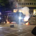 Požar u pekari na Bulevaru kralja Aleksandra. Demonstranti bacaju stolice na izlog, policija na licu mesta.