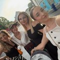(Foto) Majka Džejle Ramović izgleda kao devojčica, pozira sa ćerkama i ne zna se koja je lepša: Evo gde su otputovale