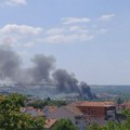 Požar kod stanice Makiš gasi 17 vatrogasaca sa šest vatrogasnih vozila: Gore stari železnički pragovi i trava