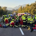 Srpkinja sa troje dece bila u zapaljenom automobilu, svi nemo gledali kako gori, a onda se pojavio heroj!
