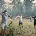 Meštani sela Grebenac gase požar lopatama, cisternama i traktorima (FOTO)