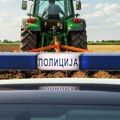 Filmska potera u selu kod Lebana: Traktorista umakao preko njiva, prevrnuo se, pa "zdipio" pešice u šumu