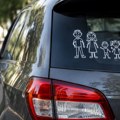 Zašto ne treba stavljati nalepnice na automobile: Problem je mnogo veći od samog oštećenja farbe