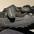 Melitta Baumeister pretvara Nike Air Rift u neobičnu skulpturu na nogama Hejli Biber nosi čipku od glave do pete, a njena…