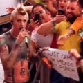 Poznati pevač ošamario fana na nastupu Krvnički nasrnuo na njega, a onda uradio nešto bizarno! (video)