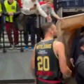 Košarkaši Monaka šmekerski reagovali ispred tunela pred decom koja navijaju za Zvezdu
