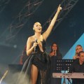 Aleksandra Prijović zapevala pred punim Čairom u Nišu: Pevačica još jednom privukla pažnju stajlingom VIDEO
