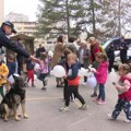 Druženje predškolaca sa policajcima