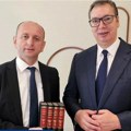 "Ali ne za kućnu biblioteku već za Ujedinjene nacije" Milan Knežević predsednika Vučića darivao delima Njegoša uz moćnu…