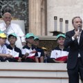 Čuveni italijanski glumac i reditelj održao dirljiv govor pred papom, svi na Trgu Svetog Petra su plakali