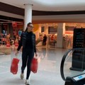 (Paparaco) kaća Grujić tegli pune kese iz supermarketa: Pevačica neprepoznatljiva, bez trunke šminke i u helankama