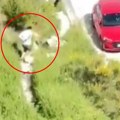 Jusein Bolt bi mu pozavideo! Navijač sa lisicama na rukama uspeo da pobegne policajcu, pogledajte hit snimak!
