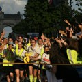 Studenti maratonci izuli patike i poslali moćnu poruku svetu – evo šta piše