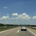 Na autoputu Miloš Veliki kod Naplatne stanice Obrenovac izgoreo auto, nema povređenih