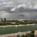(Radarske slike) Snažno nevreme spušta se iz Mađarske, čeka nas haos: Olujni vetrovi, kiša, grad i pad temperature