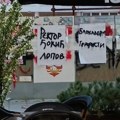 Građani pocepali uvredljive plakate u Lazarevcu i odneli ih pred prostorije SNS-a