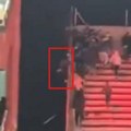 Isplivali novi užasavajući snimci! Čoveka skinuli do gole kože, pa nemilosrdno mlatili! Drugi pada sa ogromne visine posle…