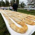 U selu Jaškovo kod Ozlja ispečena najduža štrudla na svetu: Utrošeno više od dve tone brašna i jabuka