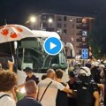 Čačani blokirali SNS autobuse i zasuli ih jajima: “NE” režimskom turizmu