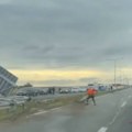 Prekinut saobraćaj na auto-putu kod Inđije: Kamion probio zaštitnu ogradu (VIDEO)