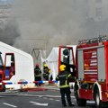 Ugašen požar u Ćacilendu: Bager uklanja ostatke izgorelih šatora