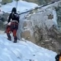 Par sa bebom doživeo noćnu moru na planini Krenuli u šetnju, a onda su se zaglavili u mećavi - hladnoća, led i očaj! (video)…