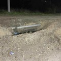 Neobezbeđena rupa pored puta u Brzom Brodu, građani upozoravaju na opasnost