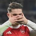 Pa što odmah niste rekli Farkeu da mu se drma klupa? Arsenalova pobeda - sporna!