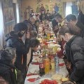 "Gospod nikad neće ostaviti ljude": Tradicionalni vaskršnji ručak u Narodnoj kuhinji Eparhije bačke (foto)