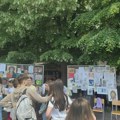 Učenici Umetničke škole u Kraljevu prodavali u centru svoje radove za lečenje trogodišnjeg dečaka (VIDEO)