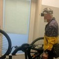 (Foto) "Dobar dan, ja došao po prijavu" Penzioner dovezao bicikl na šalter policije, oni mu ispunili želju, pa ga odrali za…