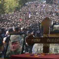 (Foto, video) Sahrana Ratka Mladića: Čuje se vojni orkestar, prisutni ministri Vlade Srbije, državni vrh Republike Srpske i…
